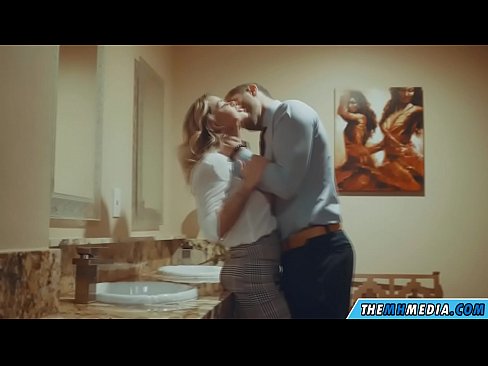 ❤️ Meta blonda busty seduces f'kamra tal-banju pubbliku ❤️❌ Porn biss fil-porn mt.hentaibar-com.ru ❌
